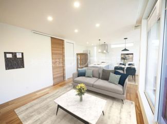 【居間・リビング】 | 現地写真（１号地リビング）ＬＤＫは広々18.5帖！