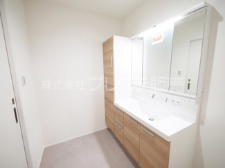 【洗面所】 | 現地写真（１号地１階洗面）シャワー付き洗面化粧台