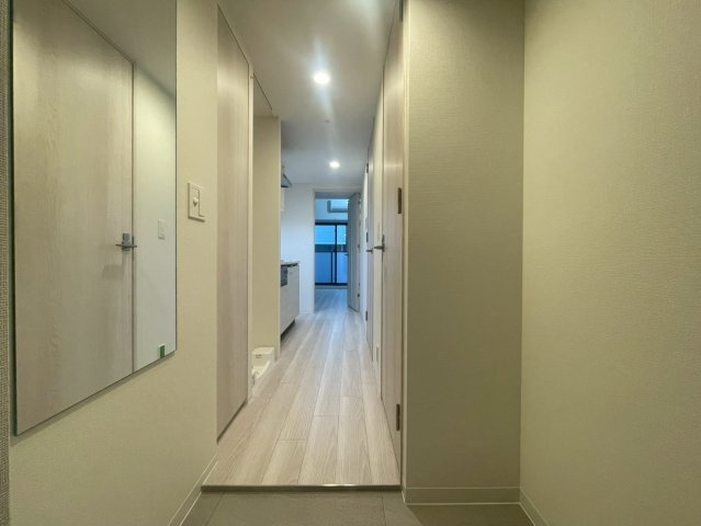 コンフォリア・リヴ博労町一丁目Qの玄関