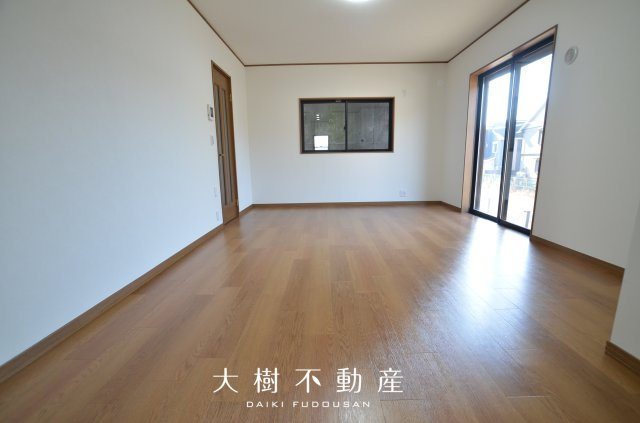 【居間・リビング】 | 座間市栗原中央5丁目　中古戸建て【仲介手数料無料】 | 海老名市を中心に地域密着で営業♪不動産のことなら「大樹不動産」へ