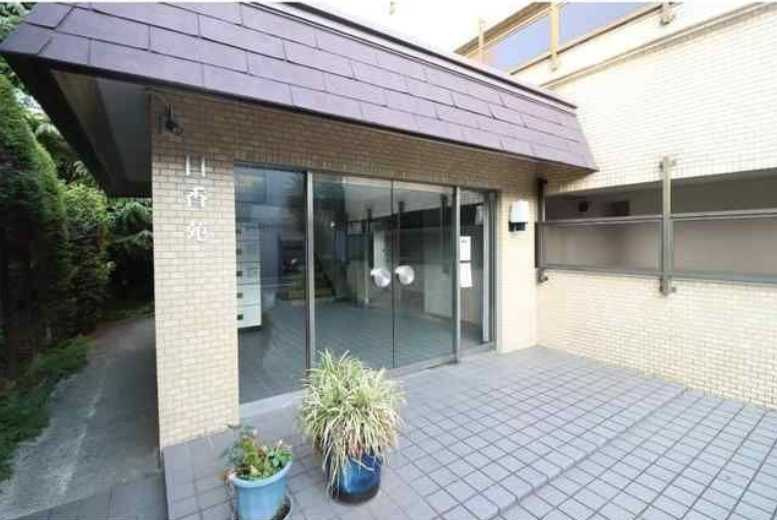 日香苑Ⅰ　礼金0　最上階　南向きのエントランス