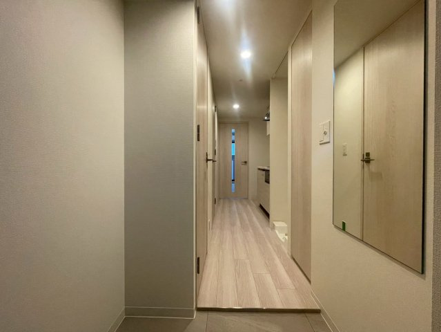 コンフォリア・リヴ博労町一丁目Qの玄関