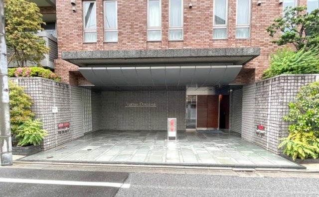 ヴァリウス代沢のエントランス