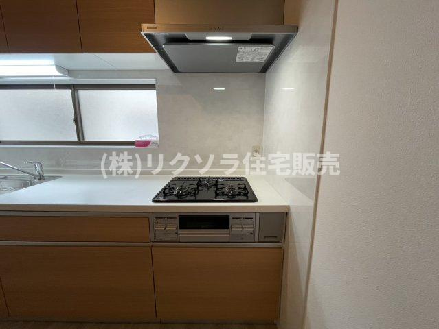 池之宮1丁目　中古一戸建てのキッチン|ビルトイン3口コンロ
■物件内覧・資金計画相談・住宅ローン相談、リフォーム相談、お問合せ受付中■
※当日・翌日のご内覧、ご相談はお電話でのお問合せがスムーズです！