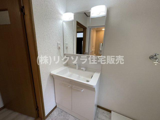 池之宮1丁目　中古一戸建ての独立洗面台|三面鏡付き独立洗面台
■物件内覧・資金計画相談・住宅ローン相談、リフォーム相談、お問合せ受付中■
※当日・翌日のご内覧、ご相談はお電話でのお問合せがスムーズです！