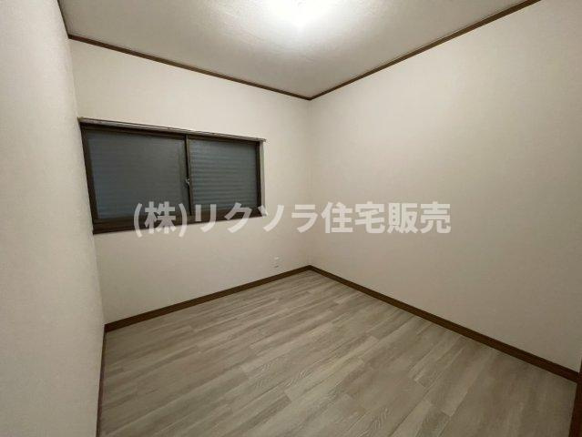 池之宮1丁目　中古一戸建ての内装|洋室4.5帖
■物件内覧・資金計画相談・住宅ローン相談、リフォーム相談、お問合せ受付中■
※当日・翌日のご内覧、ご相談はお電話でのお問合せがスムーズです！