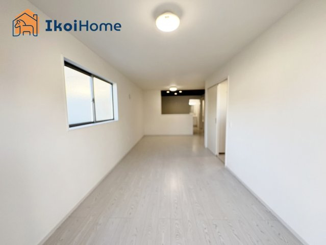 明石市太寺天王町　全3棟　1号棟　新築戸建の居間・リビング|【ホームページに現地動画掲載中】●年中無休：当日予約可●人気の対面式のキッチンで明るい！