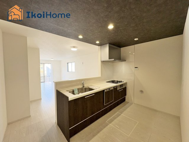 明石市太寺天王町　全3棟　1号棟　新築戸建のキッチン|【ホームページに現地動画掲載中】●年中無休：当日予約可●ダインライトがお洒落なキッチンです！