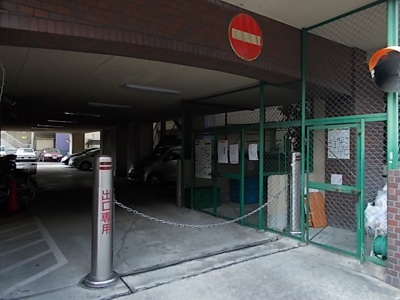 【駐車場】 | サンマンション江坂 | 駐車場出入口