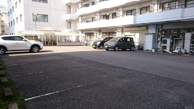 レジデンスYMMの駐車場