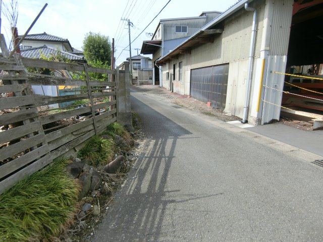 高崎市沖町【売土地】　102坪の前面道路含む現地写真|前面道路含む現地写真です