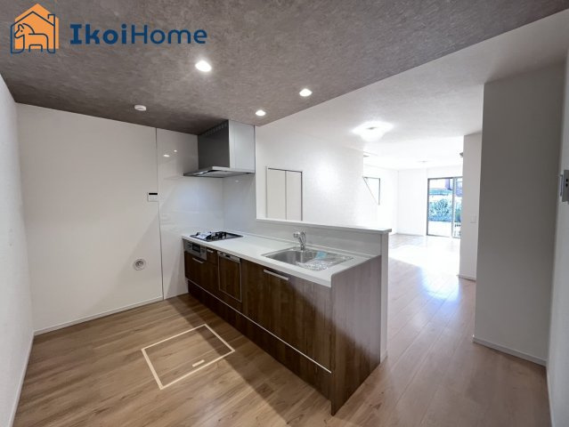 明石市太寺天王町　全3棟　2号棟　新築戸建の居間・リビング|【ホームページに現地動画掲載中】●年中無休：当日予約可●カウンターキッチンからは室内が見渡せます。