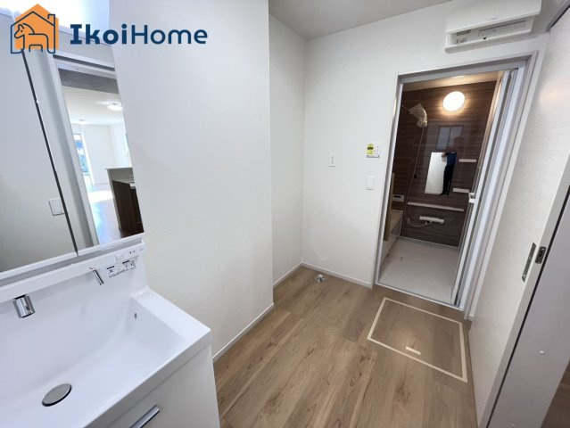 明石市太寺天王町　全3棟　2号棟　新築戸建の洗面所|【ホームページに現地動画掲載中】●年中無休：当日予約可●畳２枚分の一般的な洗面室。小窓もあります！