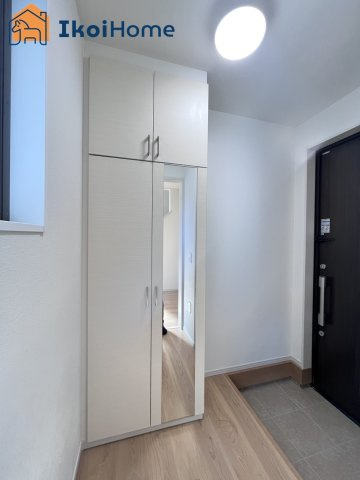 明石市太寺天王町　全3棟　2号棟　新築戸建の玄関|【ホームページに現地動画掲載中】●年中無休：当日予約可●玄関には大きなシューズボックスが完備♪