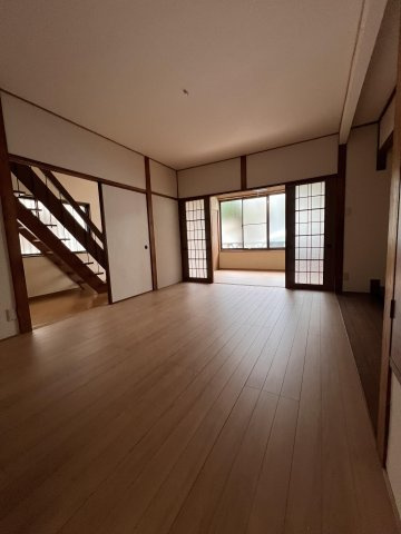 丸山邸貸家の居間・リビング|こちらの居間で趣味の時間をお楽しみください