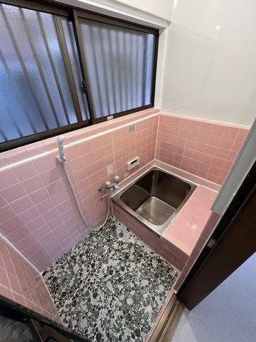 丸山邸貸家の浴室|お庭の付いた物件です