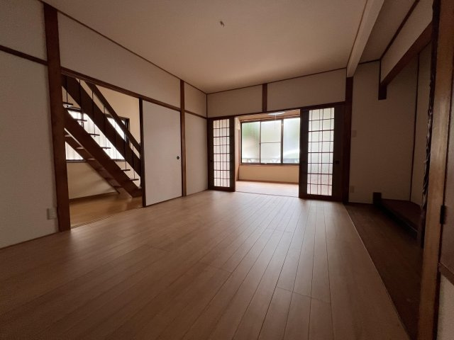 丸山邸貸家の居間・リビング|こちらのリビングで趣味の時間をお楽しみください