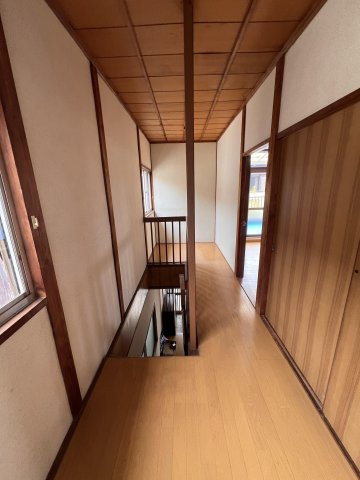 丸山邸貸家の内装|清潔なロビーです