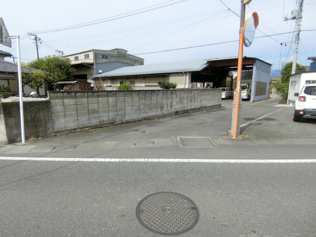 高崎市沖町【売土地・解体更地渡し】　221坪の前面道路含む現地写真|前面道路含む現地写真です