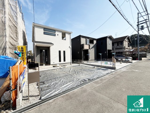 18(土)19(日)現地説明会開催中　香芝市平野の前面道路含む現地写真|周辺は閑静な住宅街！前面道路広々で車の出し入れも便利です。駐車が苦手な方でも安心して車庫入れできます！