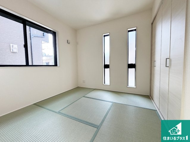 18(土)19(日)現地説明会開催中　香芝市平野の和室|一室あると便利な和室は客間としてだけでなく、小さなお子様のプレイルームや食後のくつろぎスペースとしてもご利用いただけます。収納もついていますので大活躍間違いなし！