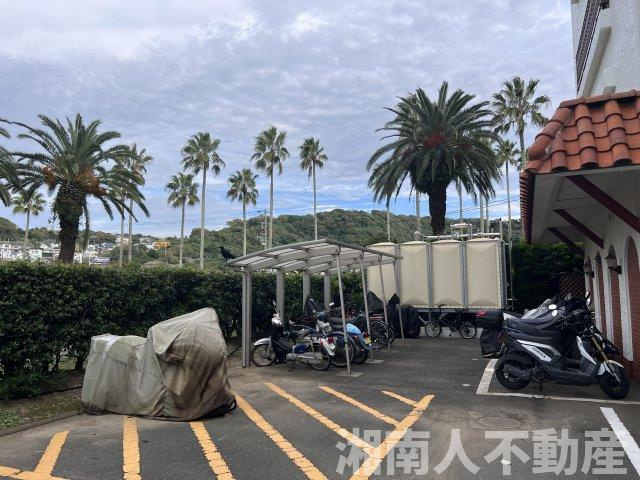 逗子マリーナ5号棟の駐輪場