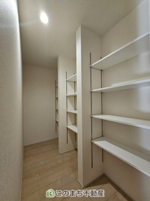 【収納】 | LiveleGarden.S第2下野緑　1号棟 | キッチン裏にはパントリー収納スペースがございます♪