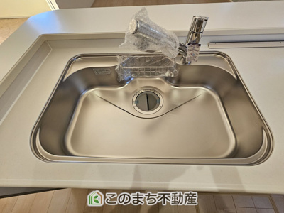 【キッチン】 | LiveleGarden.S第2下野緑　1号棟 | ビルトイン型浄水器を内蔵したキッチン水栓。お米を研いだり、野菜を洗ったりするときなど用途に応じてワンタッチで浄水に切り替えが可能です。カートリッジ式なので、フィルターを簡単に交換する事が出来ます。