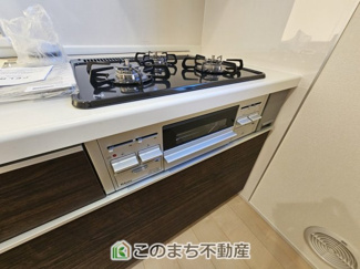 【キッチン】 | LiveleGarden.S第2下野緑　1号棟 | 三ツ口コンロ採用で、同時調理もスムーズ◎！お料理を並べられるカウンター付きで、配膳・片付けをサポート！リビングで過ごすご家族とコミュニケーションを楽しみながら作業可能です♪