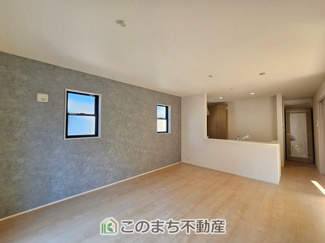 【居間・リビング】 | LiveleGarden.S第2下野緑　1号棟 | 開放感のある広々としたリビング☆家族みんなでゆったりくつろげます♪
南側から暖かな日差しが差し込みます♪キッチンからリビングの様子がよく見渡せます☆