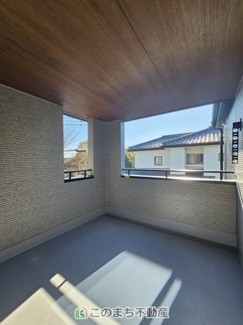 【バルコニー】 | LiveleGarden.S第2下野緑　1号棟 | 南向きの大型バルコニーは陽当り良好で、たっぷりのお洗濯物もよく乾きます！
さらにインナーバルコニーなので雨の日でも安心してお出かけできますね♪