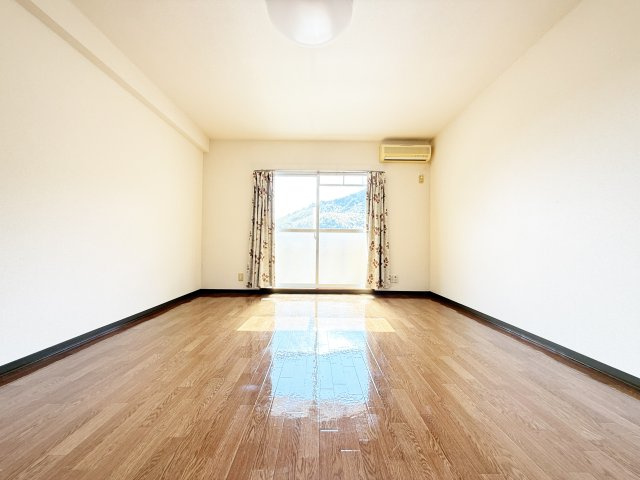 カレッジヒルズの居間・リビング