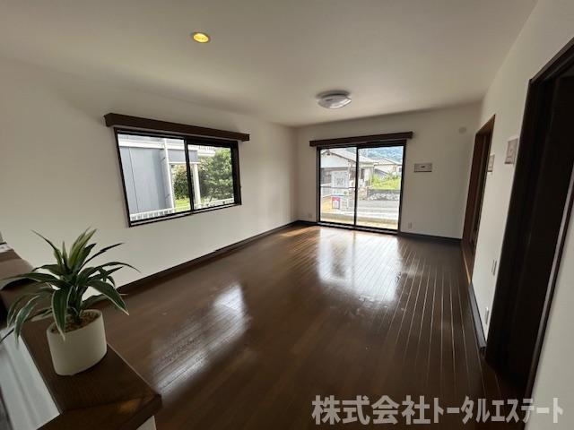 下関市勝谷新町4丁目中古戸建の居間・リビング