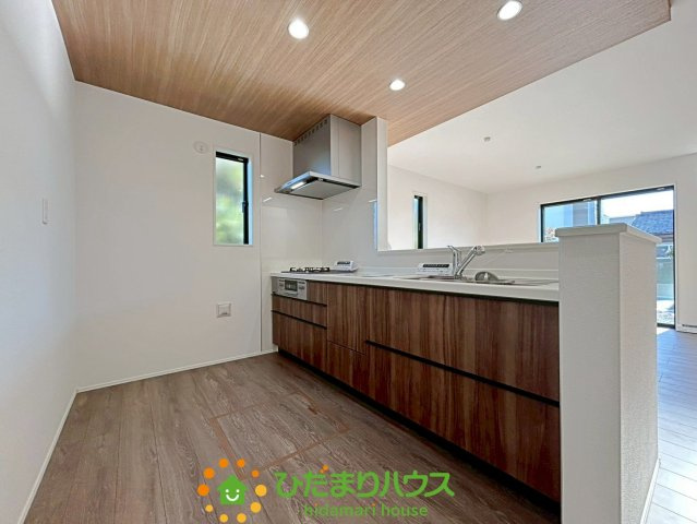 羽生市加羽ヶ崎　新築一戸建て　02　グラファーレのキッチン|木目調の落ち着いた印象です！