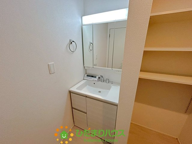 羽生市加羽ヶ崎　新築一戸建て　02　グラファーレの独立洗面台|3面鏡の裏は収納！