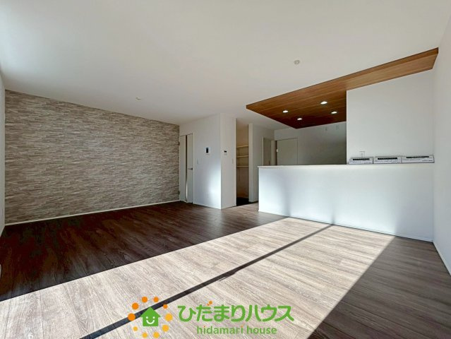 羽生市加羽ヶ崎　新築一戸建て　02　グラファーレの居間・リビング|18帖のLDKで開放的！！