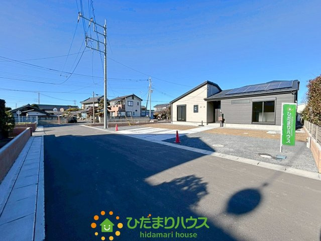 羽生市加羽ヶ崎　新築一戸建て　02　グラファーレの前面道路含む現地写真|交通量の少ない道路でゆっくり駐車できます！