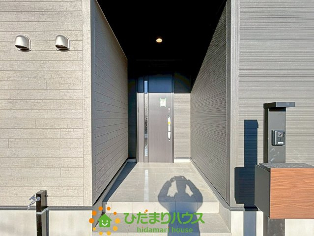 羽生市加羽ヶ崎　新築一戸建て　02　グラファーレの玄関|玄関ポーチが長いので、奥行きがあります！