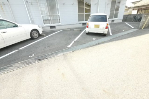 エステート新保B棟の駐車場