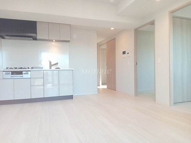 ORSUS　AKABANE　EASTの居間・リビング|窓側からのアングルです☆