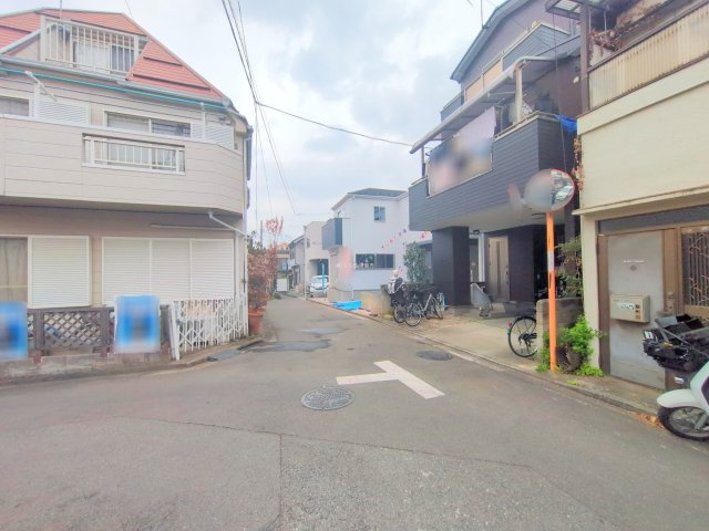 入間郡三芳町大字藤久保の新築一戸建の前面道路含む現地写真