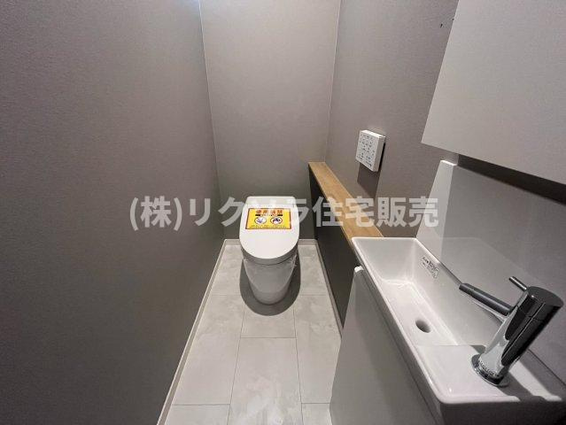 長尾元町5丁目　中古一戸建てのトイレ|手洗い場・温水洗浄便座付き
■物件内覧・資金計画相談・住宅ローン相談、リフォーム相談、お問合せ受付中■
※当日・翌日のご内覧、ご相談はお電話でのお問合せがスムーズです！