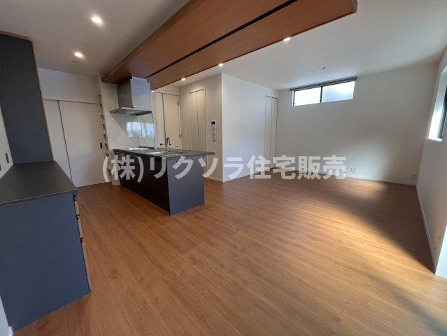 長尾元町5丁目　中古一戸建ての居間・リビング|LDK18.5帖
■物件内覧・資金計画相談・住宅ローン相談、リフォーム相談、お問合せ受付中■
※当日・翌日のご内覧、ご相談はお電話でのお問合せがスムーズです！