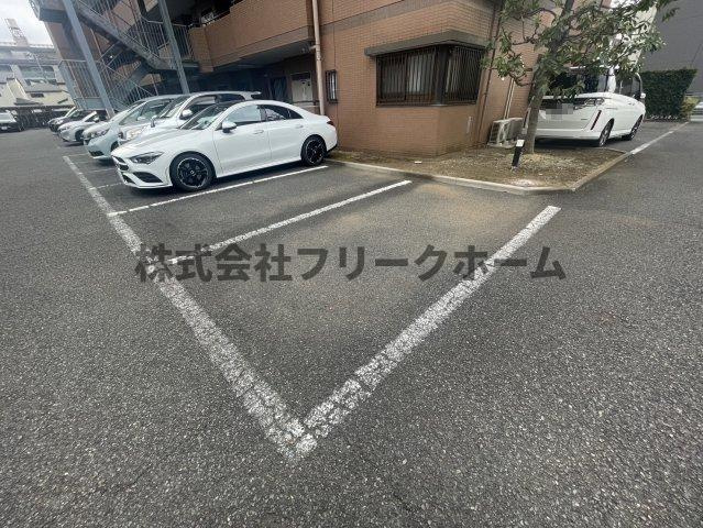 三鷹市下連雀７丁目の賃貸マンションの駐車場
