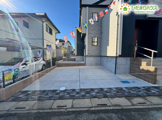 東松山市桜山台3期　新築一戸建て　ブルーミングガーデン　01の駐車場|並列2台分のカースペースあります！