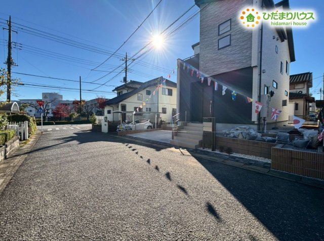 東松山市桜山台3期　新築一戸建て　ブルーミングガーデン　01の前面道路含む現地写真|前面道路幅6mあるので、車の出し入れもラクラク！