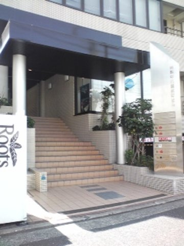 神奈中八重咲町ビルのエントランス