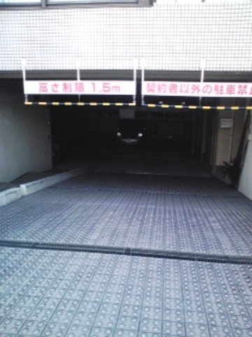 神奈中八重咲町ビルの駐車場