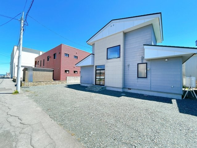 網走市北３条東１丁目７－３　中古売家の駐車場|【リフォーム前】駐車場です。車庫を壊して3台に拡張致しました。