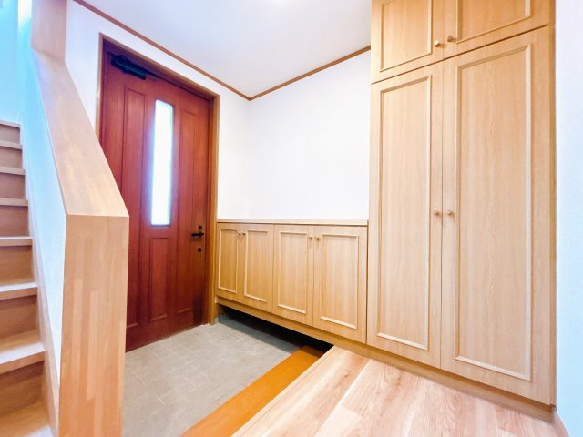 網走市北３条東１丁目７－３　中古売家の玄関|【リフォーム済】玄関は壁紙の張替えと床のクリーニングを行いました。